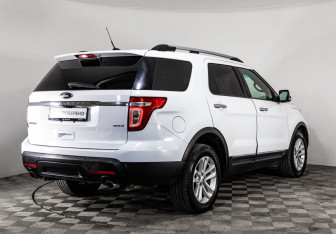 Подержанный автомобиль Ford Explorer 2014 года (5 фото)