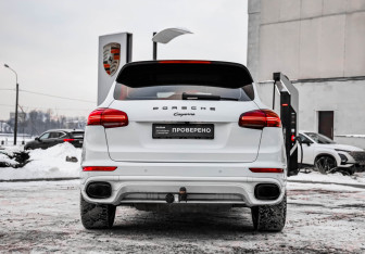 Подержанный автомобиль Porsche Cayenne 2016 года (8 фото)