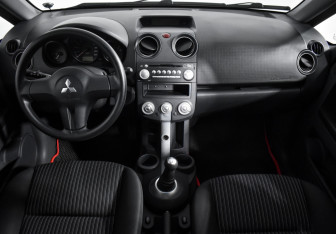Подержанный автомобиль Mitsubishi Colt Hatchback 2007 года (17 фото)