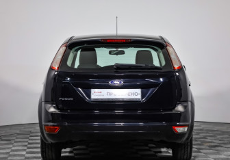 Подержанный автомобиль Ford Focus Hatchback 2011 года (6 фото)