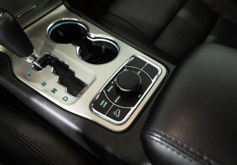 Подержанный автомобиль Jeep Grand Cherokee 2012 года (17 фото)