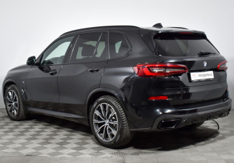 Подержанный автомобиль BMW X5 2019 года (7 фото)