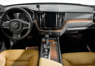 Подержанный автомобиль Volvo XC60 2019 года (16 фото)