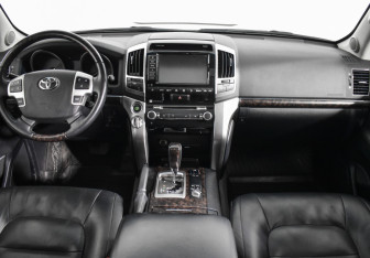 Подержанный автомобиль Toyota Land Cruiser Suv 2013 года (16 фото)
