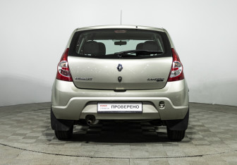 Подержанный автомобиль Renault Sandero 2013 года (6 фото)