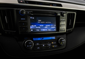 Подержанный автомобиль Toyota RAV4 2014 года (15 фото)