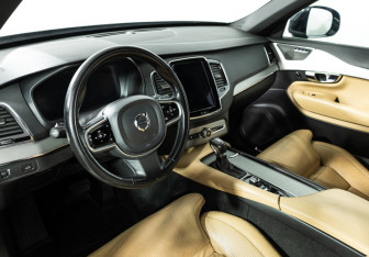 Подержанный автомобиль Volvo XC90 2017 года (11 фото)