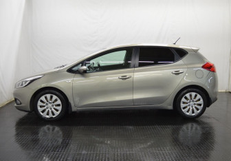 Подержанный автомобиль Kia Ceed Hatchback 2015 года (8 фото)