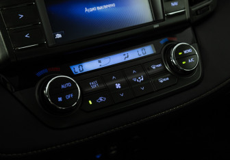 Подержанный автомобиль Toyota RAV4 2013 года (17 фото)