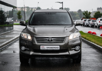 Подержанный автомобиль Toyota RAV4 2010 года (4 фото)