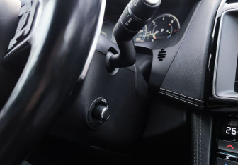 Подержанный автомобиль Jaguar F-Pace 2016 года (25 фото)