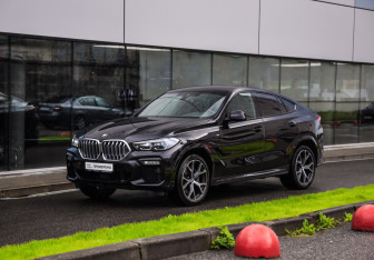 Подержанный автомобиль BMW X6 2021 года (3 фото)