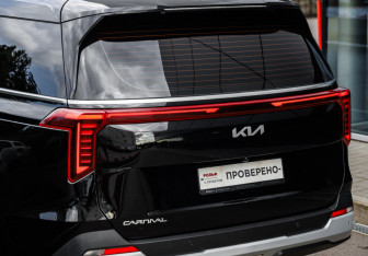 Подержанный автомобиль Kia Carnival 2024 года (12 фото)