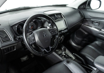 Подержанный автомобиль Mitsubishi ASX 2018 года (11 фото)