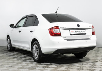 Подержанный автомобиль Skoda Rapid Liftback 2015 года (7 фото)