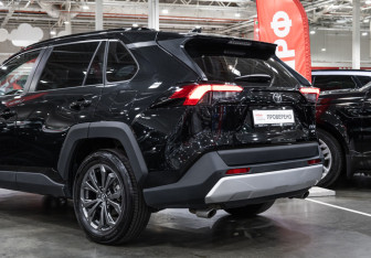 Подержанный автомобиль Toyota RAV4 2025 года (14 фото)