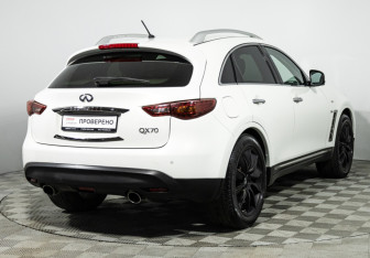 Подержанный автомобиль Infiniti QX70 2016 года (5 фото)