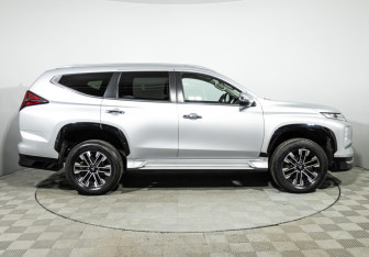 Подержанный автомобиль Mitsubishi Pajero Sport 2021 года (4 фото)