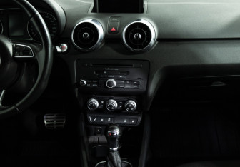 Подержанный автомобиль Audi A1 2014 года (14 фото)