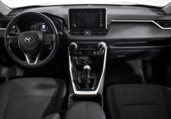 Подержанный автомобиль Toyota RAV4 2020 года (13 фото)