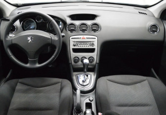 Подержанный автомобиль Peugeot 308 Hatchback 2010 года (14 фото)