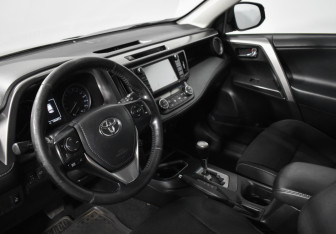 Подержанный автомобиль Toyota RAV4 2018 года (9 фото)