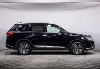 Подержанный автомобиль Mitsubishi Outlander 2019 года (4 фото)