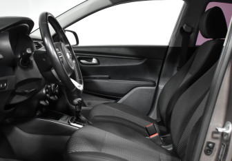 Подержанный автомобиль Kia Rio Hatchback 2018 года (10 фото)