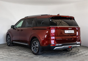 Подержанный автомобиль Kia Carnival 2023 года (7 фото)