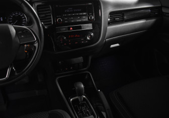 Подержанный автомобиль Mitsubishi Outlander 2019 года (19 фото)