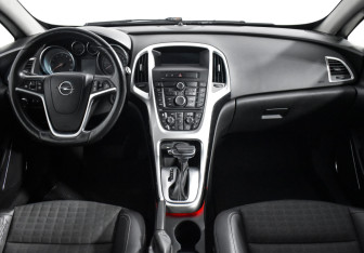 Подержанный автомобиль Opel Astra Hatchback 2013 года (13 фото)