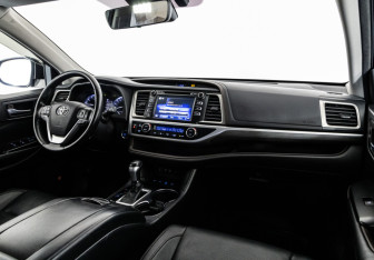 Подержанный автомобиль Toyota Highlander 2018 года (11 фото)