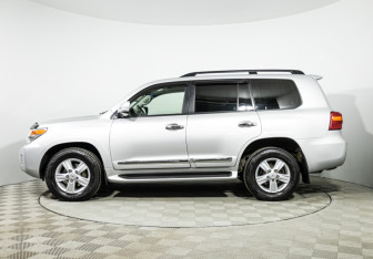 Подержанный автомобиль Toyota Land Cruiser Suv 2014 года (8 фото)