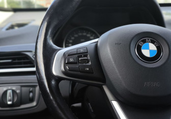 Подержанный автомобиль BMW X1 2017 года (10 фото)