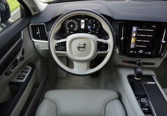 Подержанный автомобиль Volvo V90 Cross Country 2017 года (12 фото)