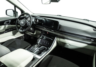Подержанный автомобиль Kia Carnival 2021 года (9 фото)