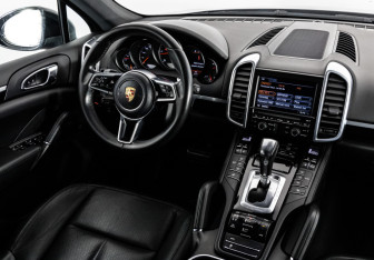 Подержанный автомобиль Porsche Cayenne 2015 года (18 фото)