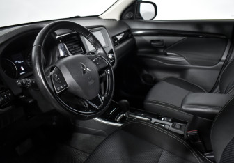 Подержанный автомобиль Mitsubishi Outlander 2022 года (9 фото)