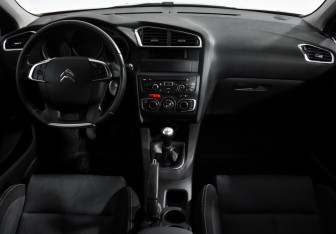 Подержанный автомобиль Citroen C4 Hatchback 2011 года (14 фото)