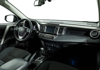 Подержанный автомобиль Toyota RAV4 2018 года (9 фото)