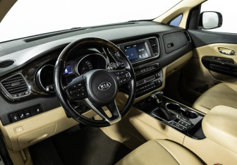 Подержанный автомобиль Kia Carnival 2019 года (11 фото)