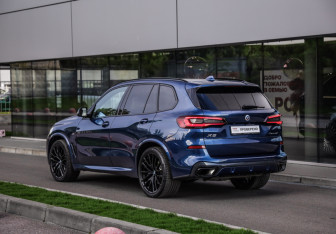 Подержанный автомобиль BMW X5 2023 года (9 фото)