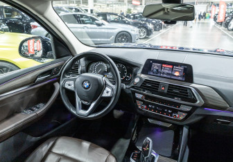 Подержанный автомобиль BMW X3 2020 года (19 фото)