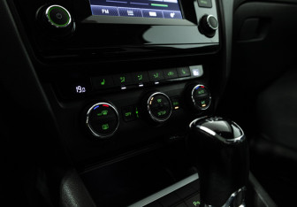 Подержанный автомобиль Skoda Octavia Liftback 2014 года (17 фото)