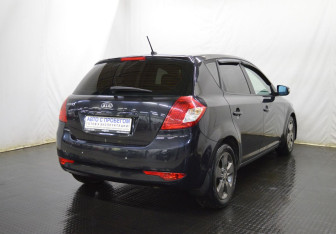 Подержанный автомобиль Kia Ceed Hatchback 2010 года (5 фото)