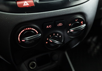 Подержанный автомобиль Kia Rio Hatchback 2011 года (16 фото)