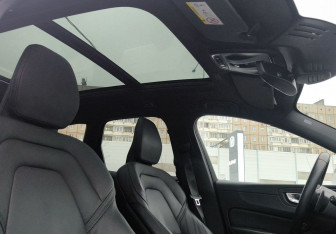 Подержанный автомобиль Volvo XC60 2019 года (18 фото)