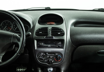 Подержанный автомобиль Peugeot 206 Hatchback 2006 года (14 фото)