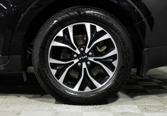 Подержанный автомобиль Kia Carnival 2022 года (33 фото)