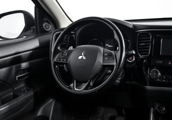 Подержанный автомобиль Mitsubishi Outlander 2016 года (15 фото)